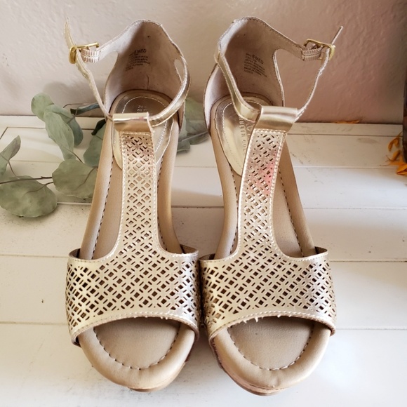 Kenneth Cole Reaction Shoes - Sale 🎉 Kenneth Cole Reaction Gold & Cork Wedges